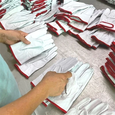 Los productos de guantes de seguridad de piel de cerdo se someterán a una ins...