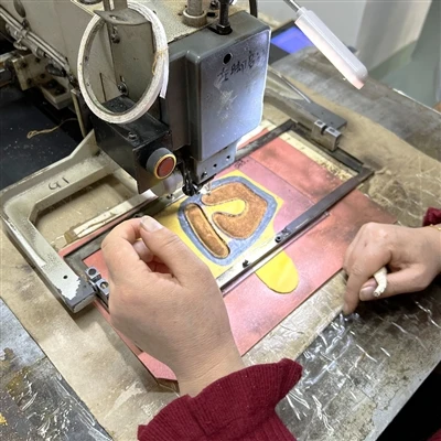 Los empleados están cosiendo soportes de palma para productos personalizados