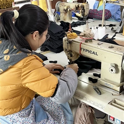 Los empleados realizan trabajos de costura fina en la línea de producción