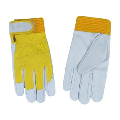 El trabajo de piel de oveja guía a los hombres